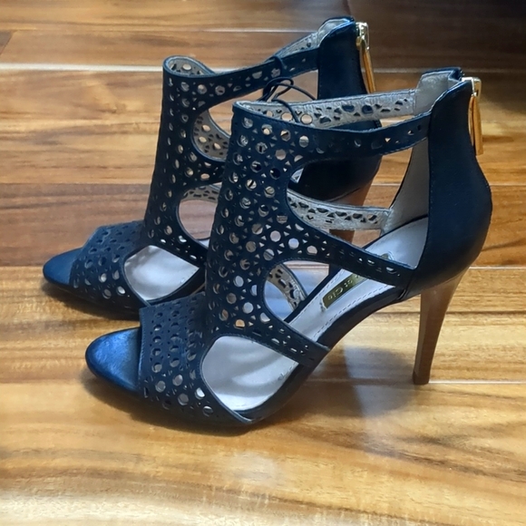 New size 5.5 heels. Black with a brown heel. - Picture 2 of 5